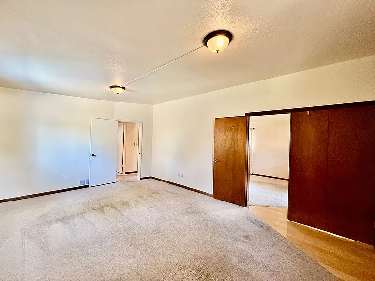 225 N Institute St — Photo 10