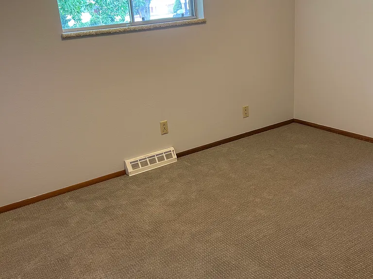 3rd bedroom - new carpet and paint