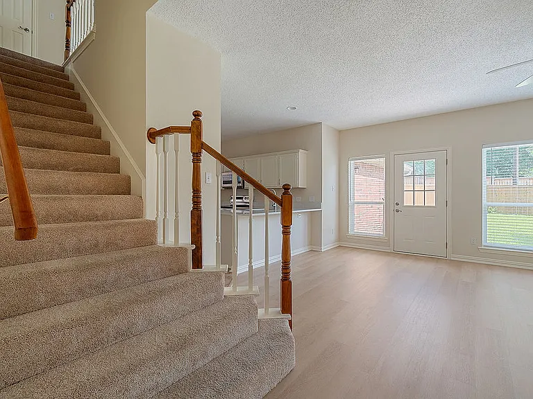 842 Cheshire Dr — Photo 9