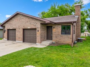 916 Pleasant St, Woodstock, IL 60098