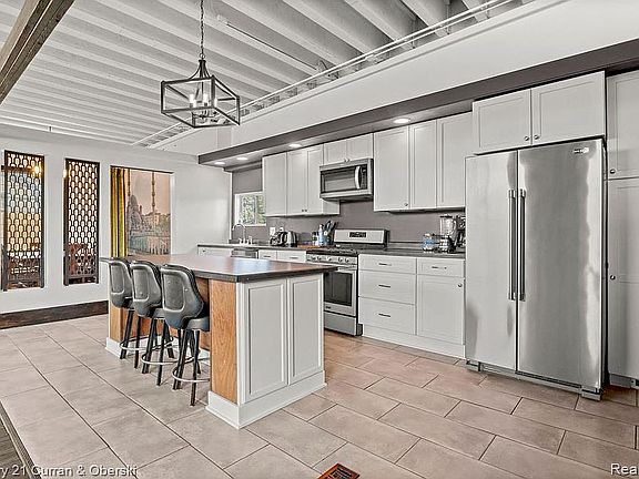 Upper Level Loft 2500 sq/ft
