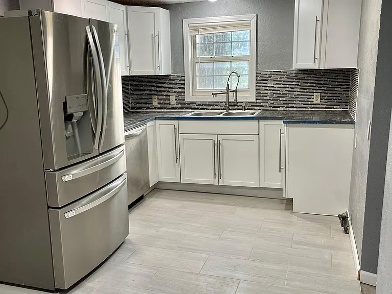 322 E Avenue D — Photo 8