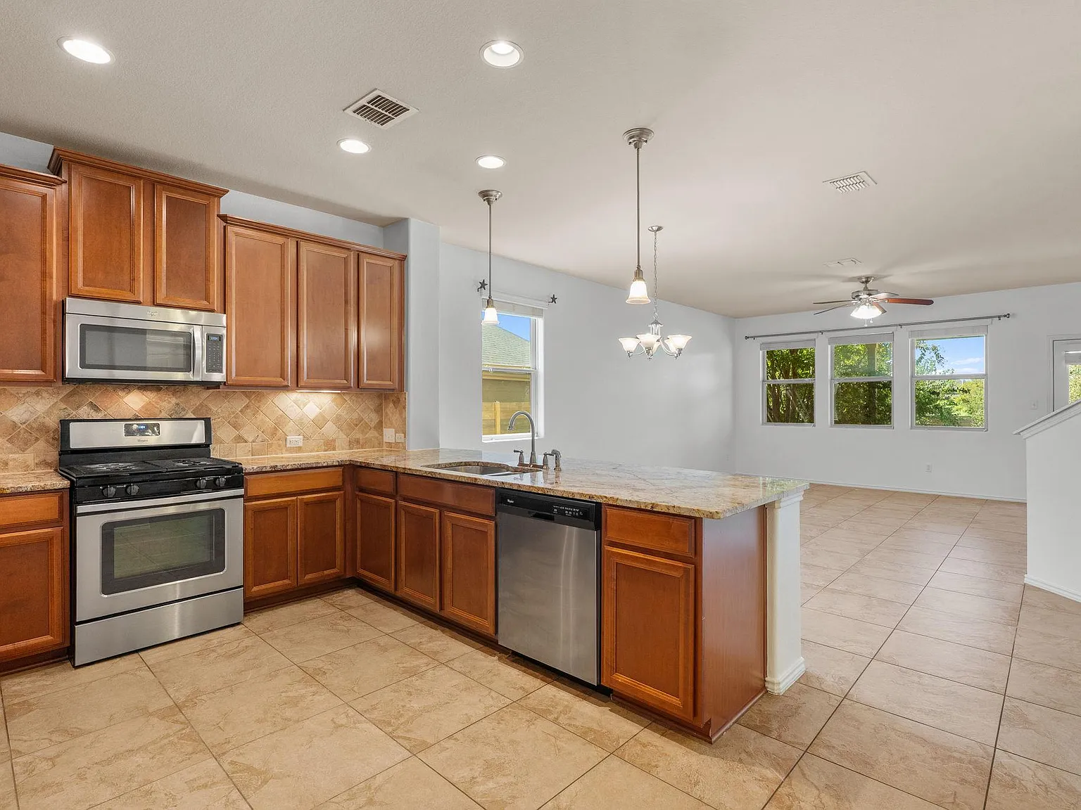 5 bed, 3.5 bath, 2845 sqft, $2,900 — Photo 4