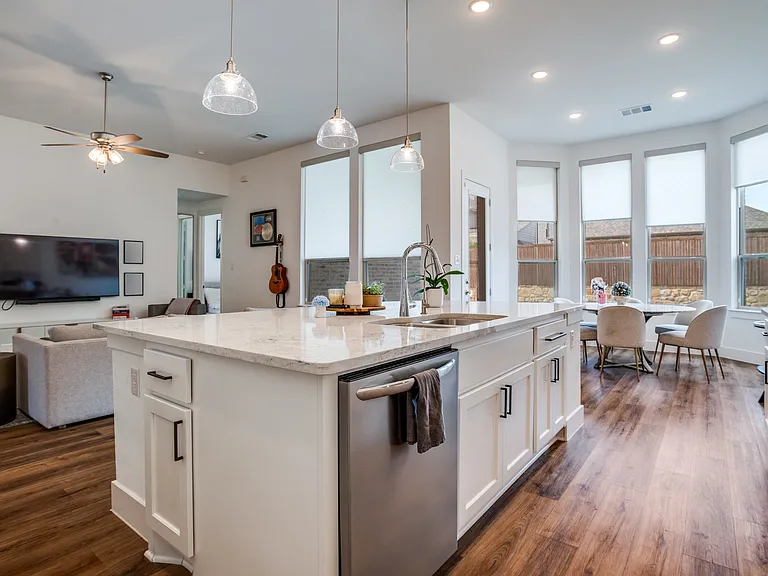 1308 Bluebonnet Ln — Photo 6