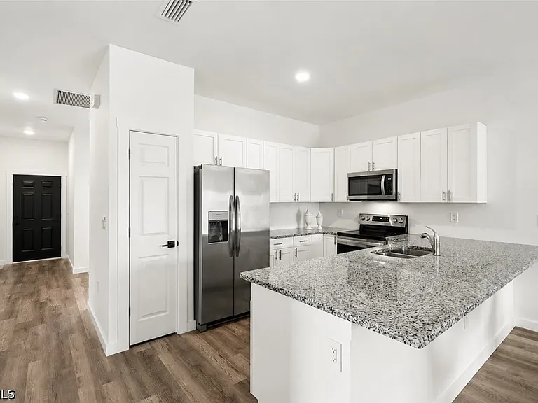 1130 Harold Ave S — Photo 5