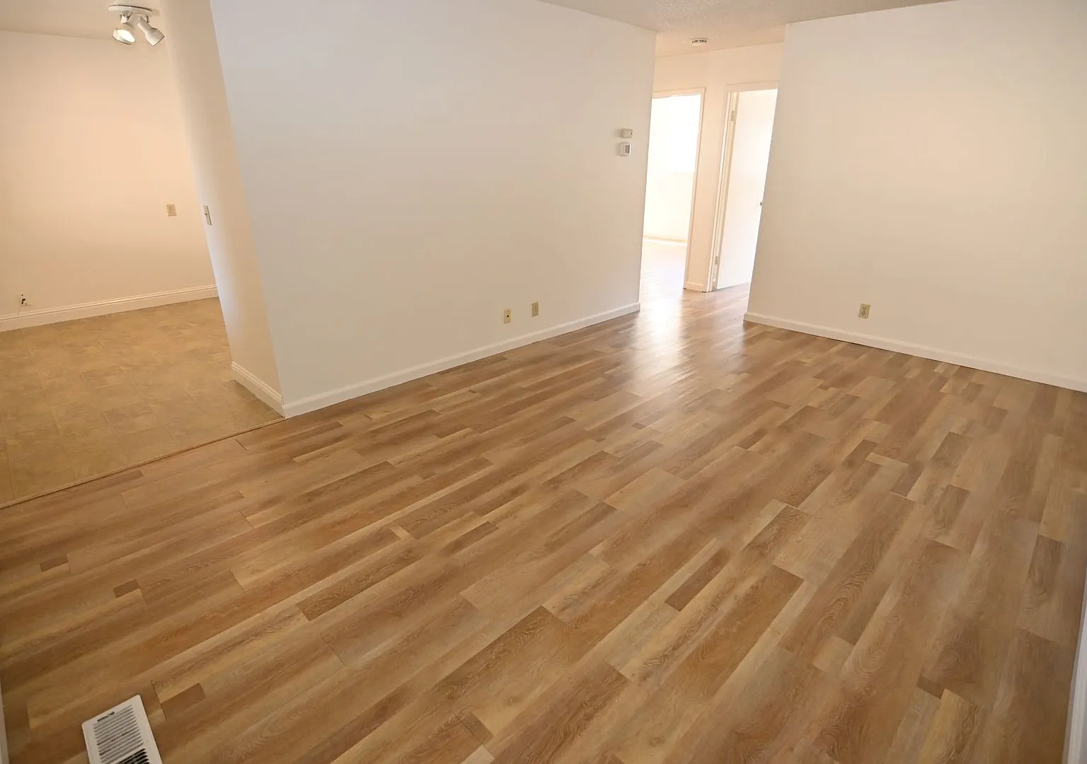 639 Bolton — Photo 2