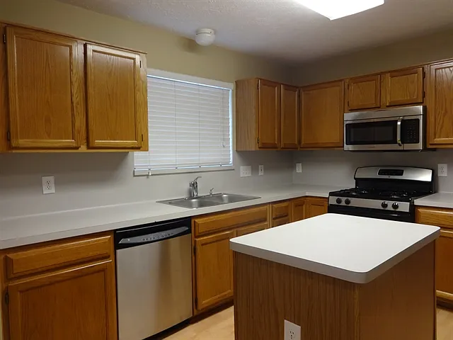 3 bed, 2.0 bath, 1802 sqft, $2,190 — Photo 2
