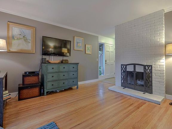 4th image of 2750 Belmont Dr