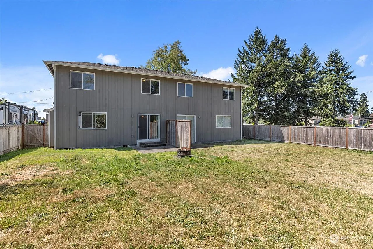 3 bed, 2.5 bath, 1391 sqft, $2,390 — Photo 2
