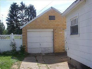 2nd image of 916 Fountain St