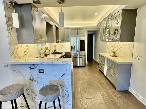 4th image of 219 McRoberts Ave