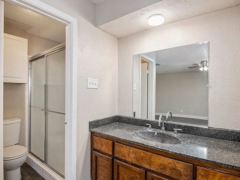 6915 W Cleburne Rd — Photo 16