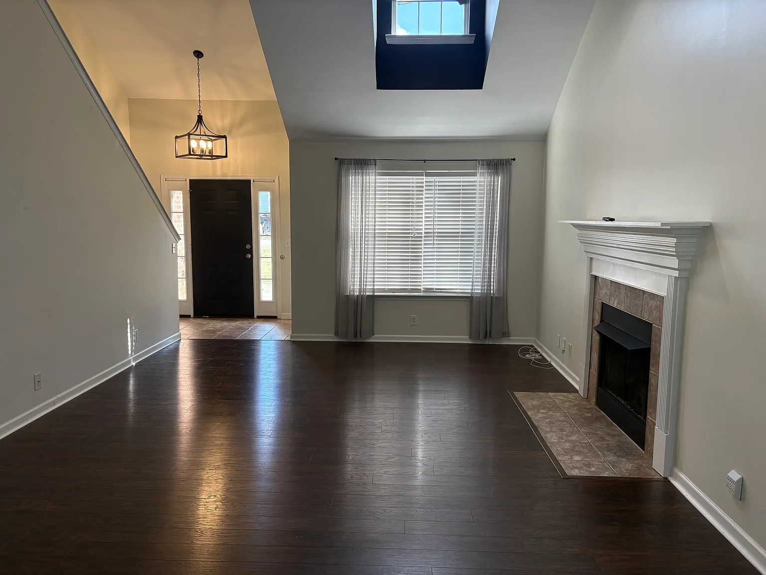 5 bed, 2100 sqft, $2,800 — Photo 2