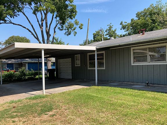 Another view of the large carport.