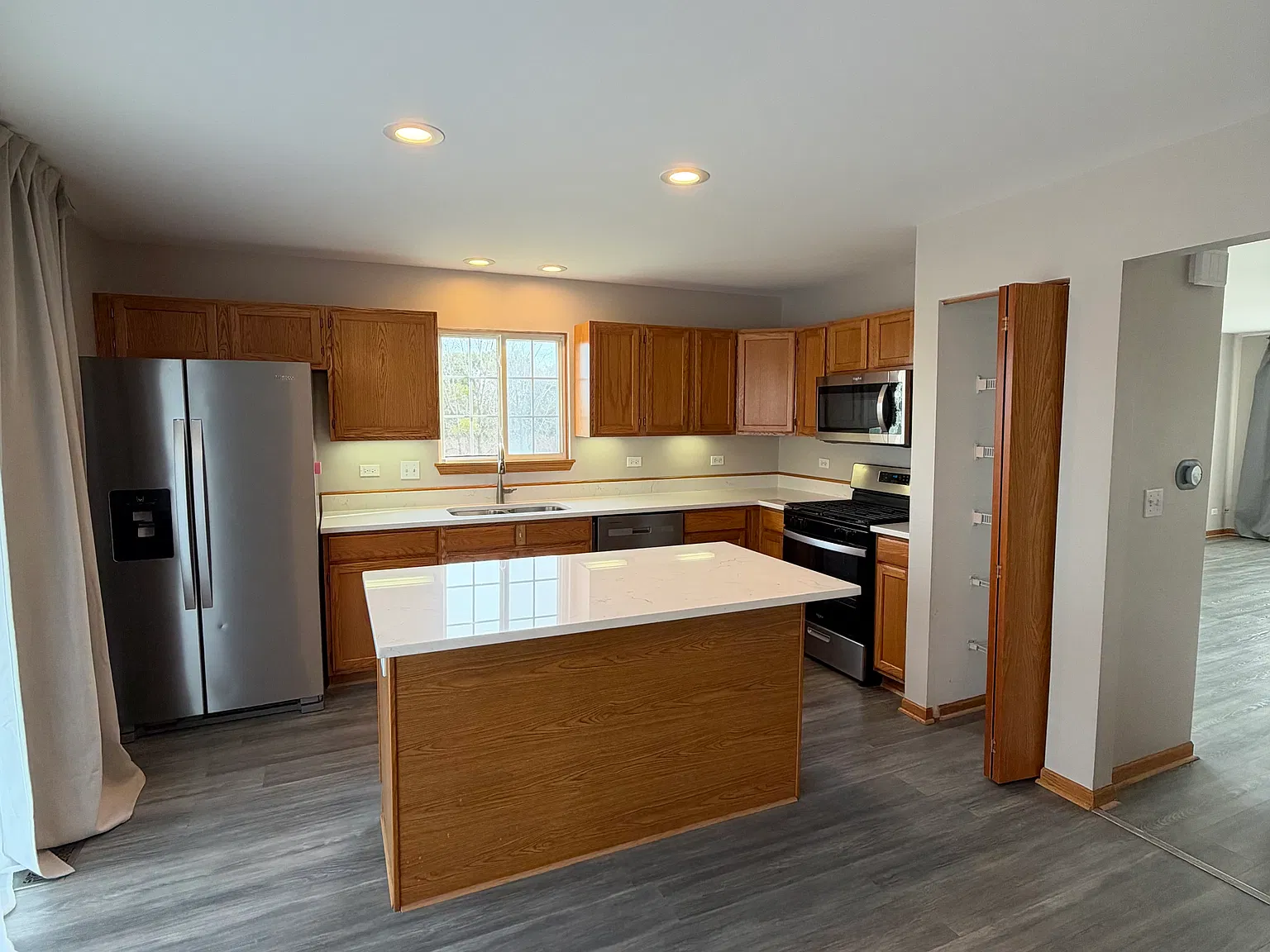 3 bed, 2.5 bath, 1900 sqft, $2,750 — Photo 2