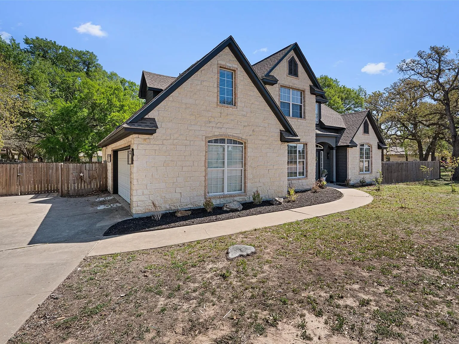 4 bed, 2.5 bath, 2485 sqft, $3,550 — Photo 4