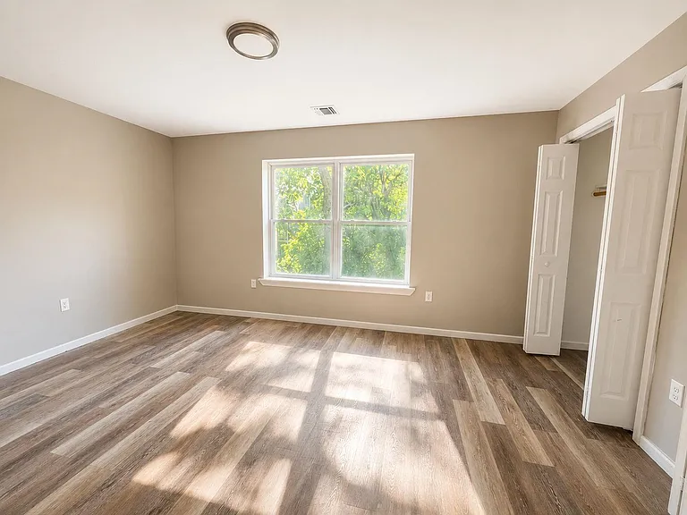 242 Graham Ave — Photo 5