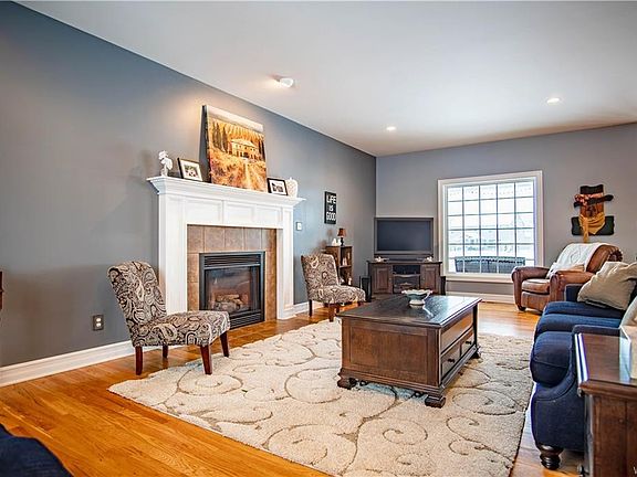 2nd image of 3412 Lakewood Dr