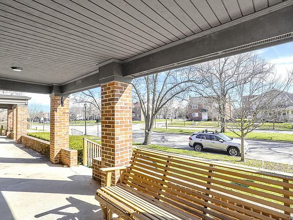 5th image of 827 Northwest Blvd #833