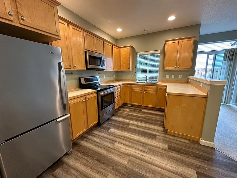 1573 NE Challis Pl — Photo 4