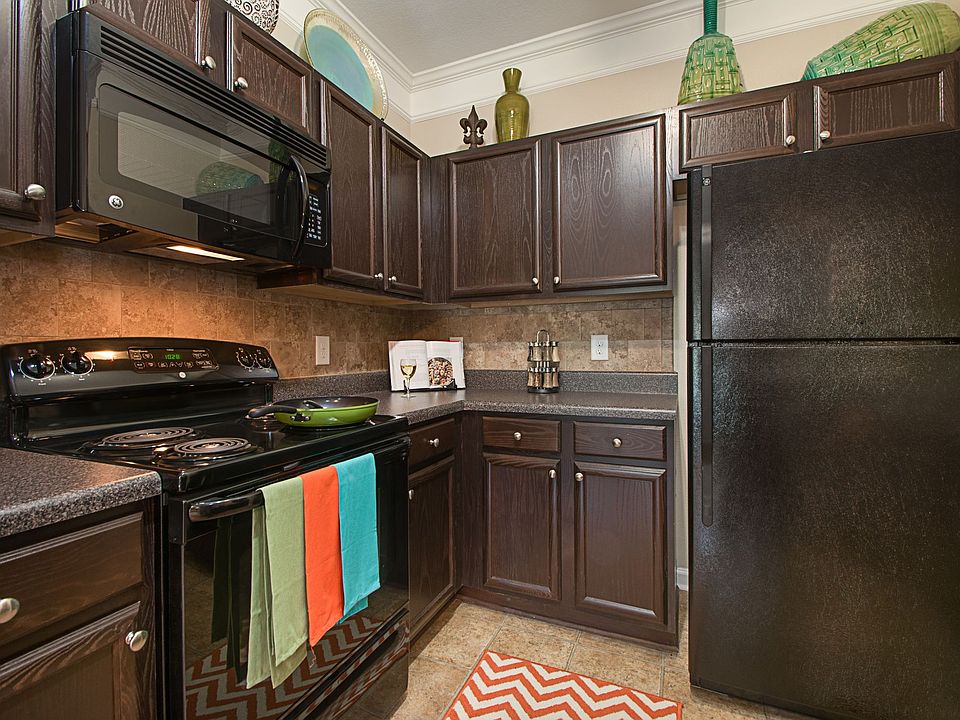 Black Appliances and Brushed Nickel Hardware