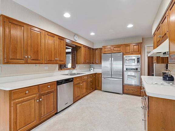 5th image of 1224 Crestwood Dr
