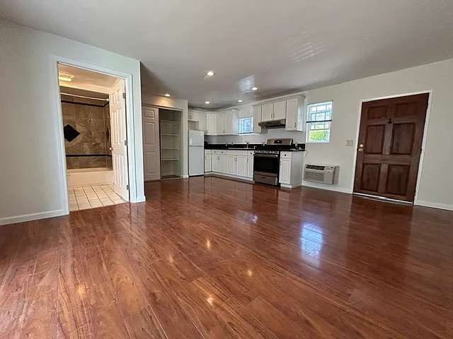 412 1/2 Rose Ave #A — Photo 1