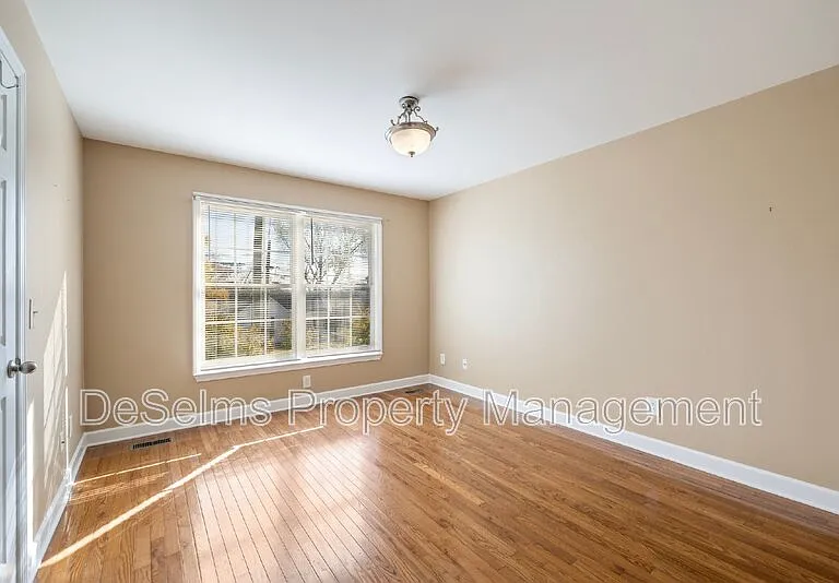 508 S 12th St — Photo 16