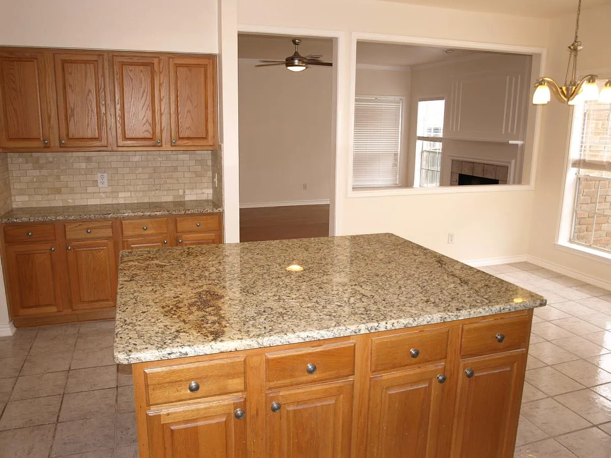 4 bed, 2.5 bath, 2816 sqft, $2,400 — Photo 3