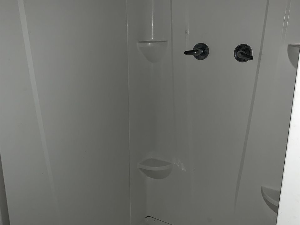 Stand up shower .