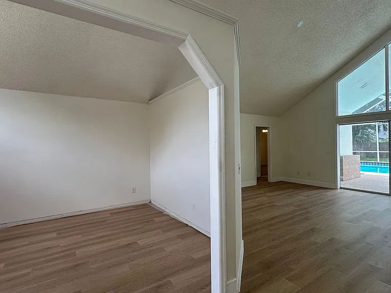 935 Shriver Cir — Photo 2