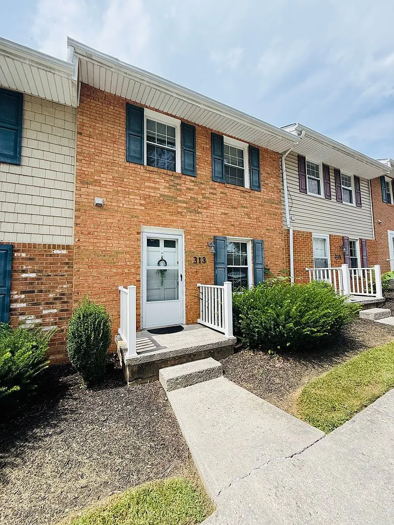 2 Bedroom, 1.5 Bath Townhouse — Photo 1