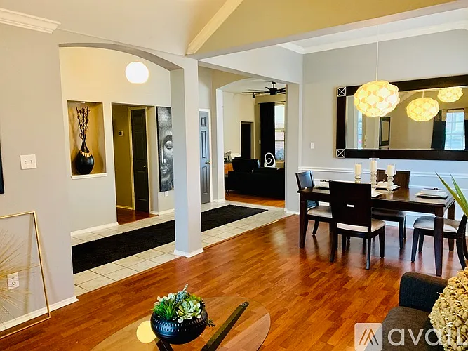 301 Mimosa Dr — Photo 2