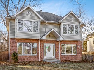 942 Meadow Rd, Northbrook, IL 60062