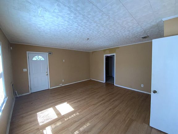 4th image of 596 W Jefferson St