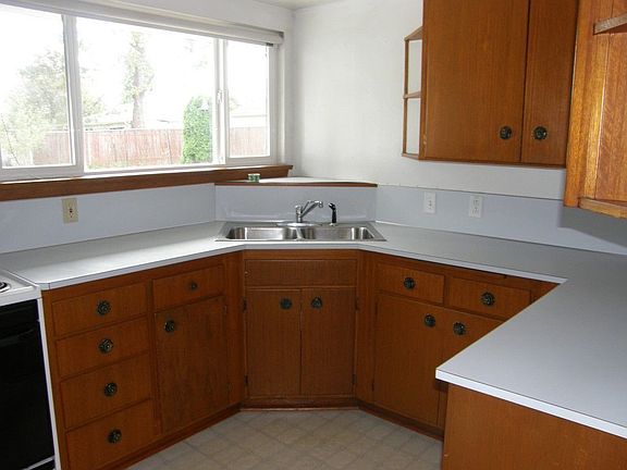 4th image of 400 6th St NE