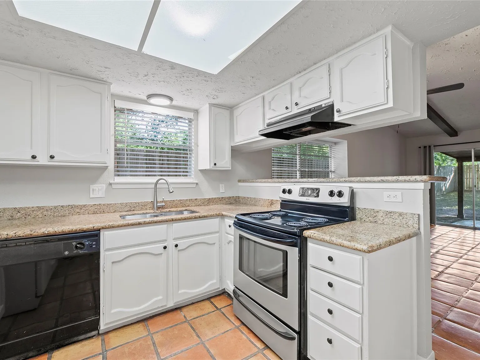 4 bed, 2.0 bath, 1865 sqft, $1,750 — Photo 3