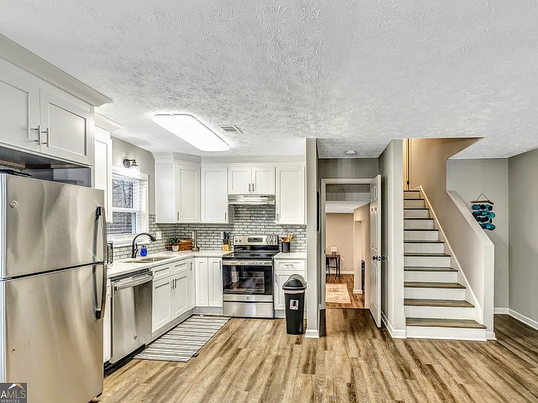 3017 Valley View Dr — Photo 5