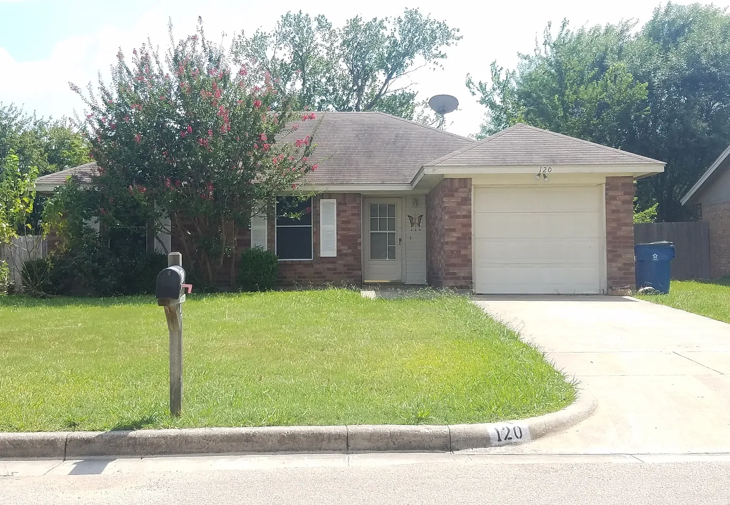 3 Bedroom 2 Bath Home (No Pets) — Photo 1