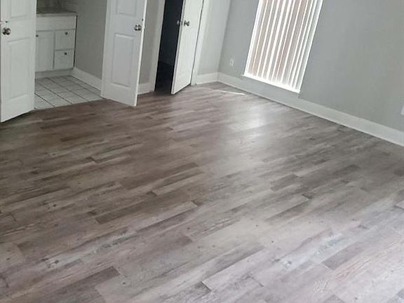 3rd image of 15414 W Hampton Cir