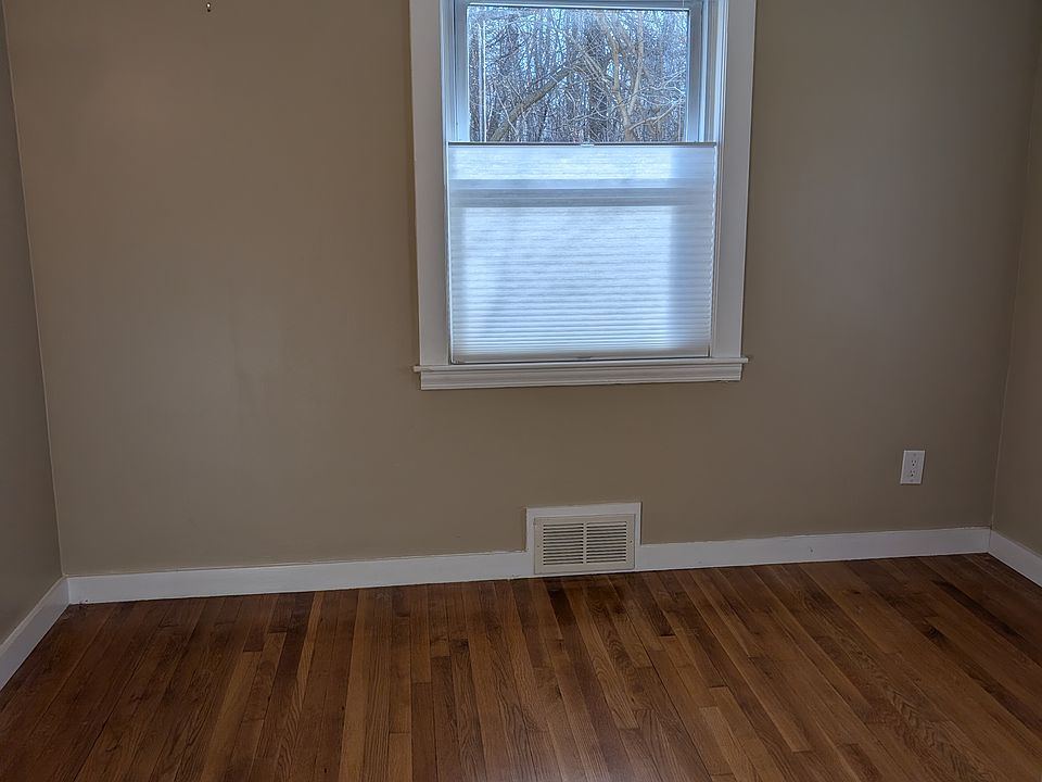 Second bedroom ideal for home office or guest room