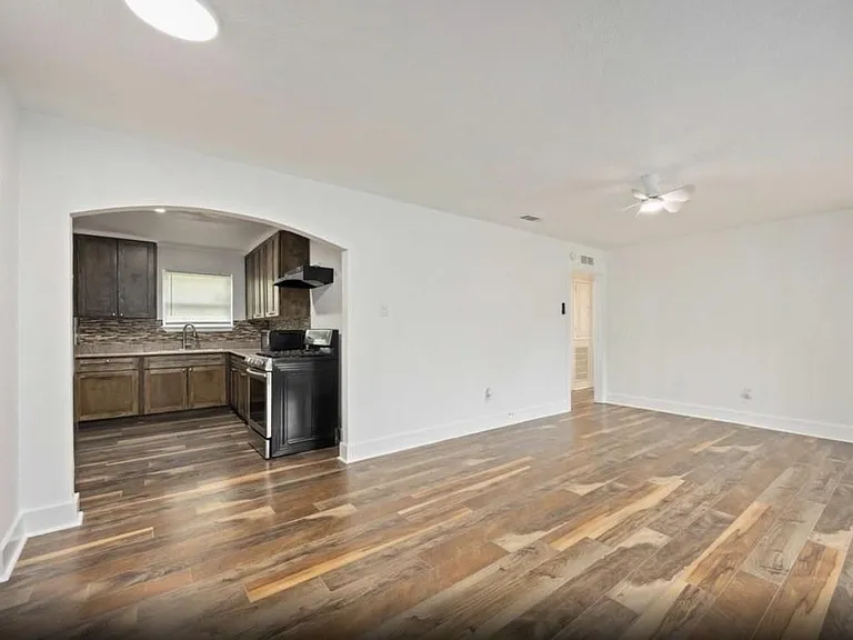 6043 Lyndhurst Dr — Photo 13