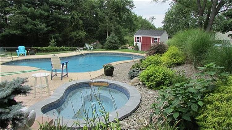 1st image of 6 Moulton Cir