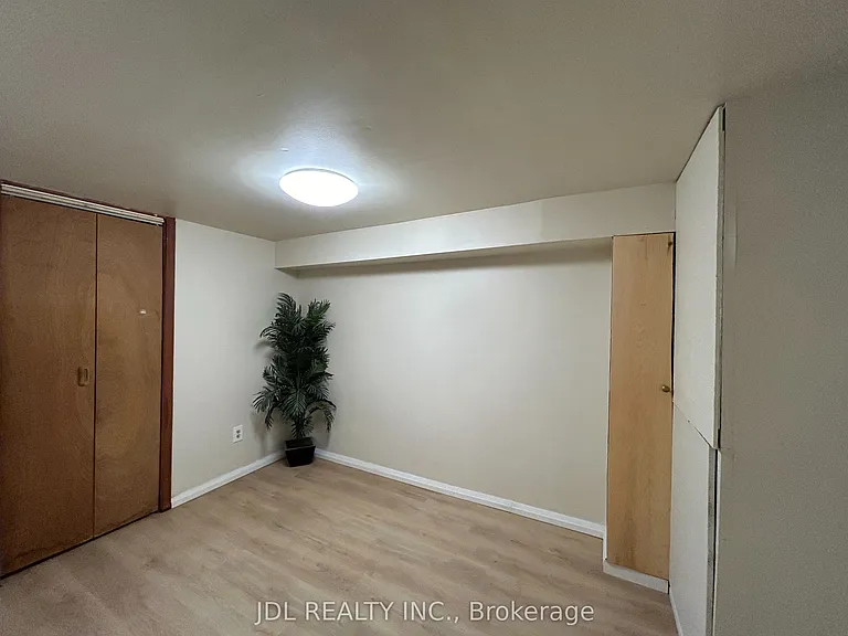 21 Squires Ave — Photo 9
