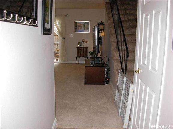 3rd image of 33 Derow Ct
