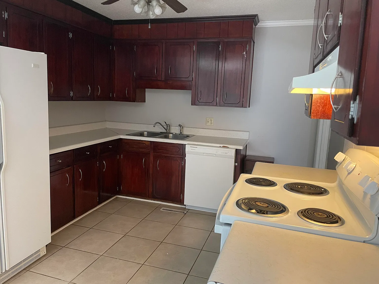 3 bed, 2.0 bath, 1426 sqft, $1,600 — Photo 3