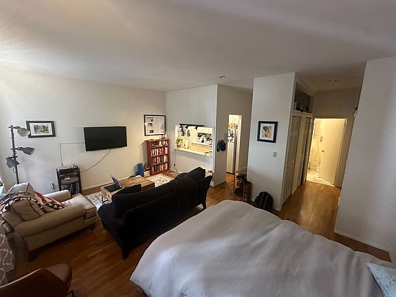 4th image of 231 E 53rd St APT 2C