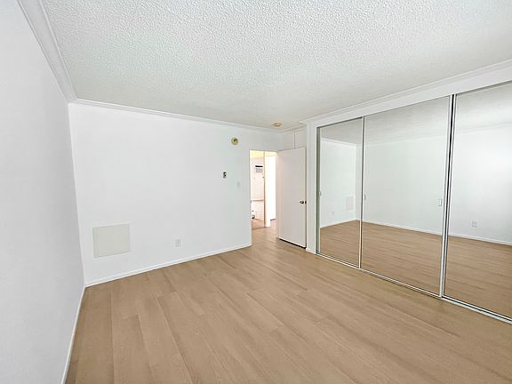 3rd image of 960 Larrabee St APT 115