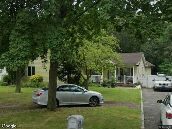 72 Hemlock St, Selden, NY 11784