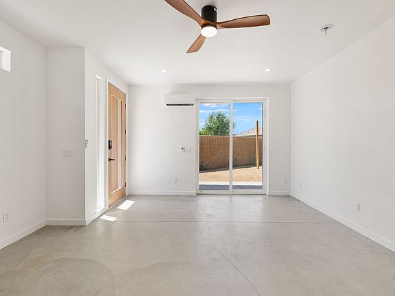 4th image of 44429 Avenida Hanna
